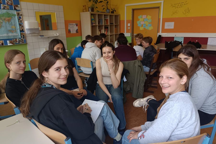D9 1 Engl proj week Sitzkreis girls