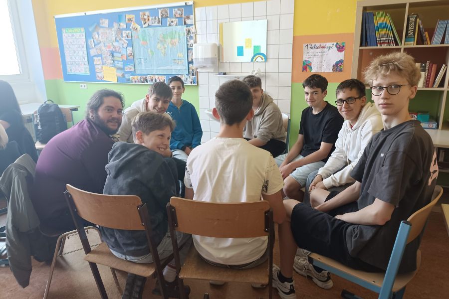 D9 2 Engl proj week Sitzkreis boys