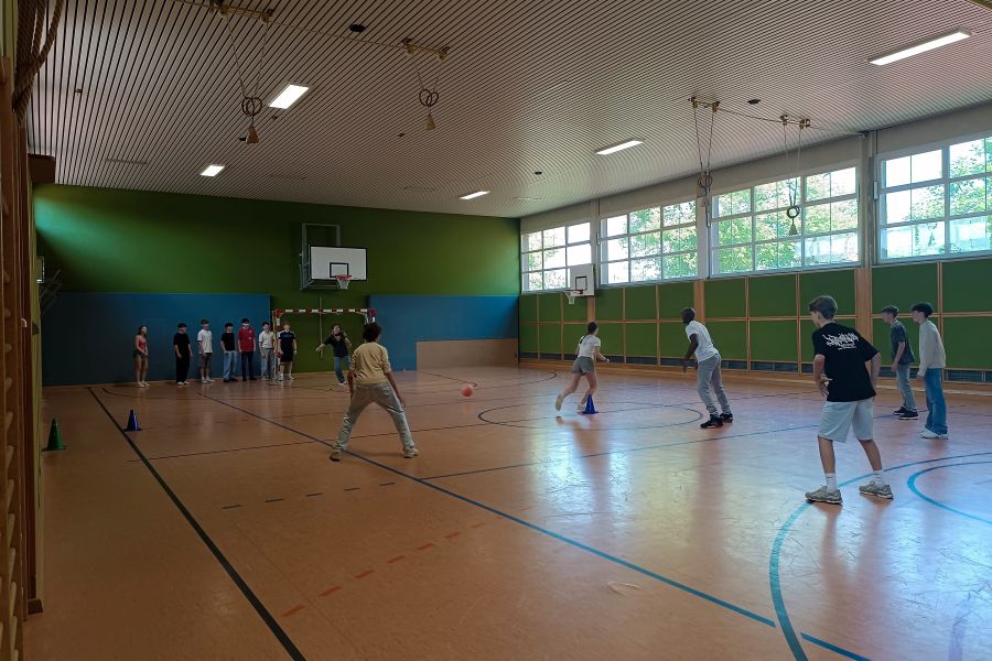 D9 3 Engl proj week Sportsaal